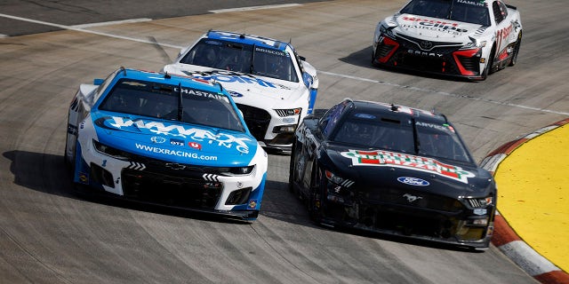 Kevin Harvick, conductor del Ford Pizza #4 Realtree/Hunt Brothers, Ross Chastain, conductor del Chevrolet Unishippers #1, Chase Briscoe, conductor del Ford #14 HighPoint.com, y Denny Hamlin, conductor del #11 Sports Clips Cups hair Toyota, carreras durante la NASCAR Cup Series NOCO 400 en Martinsville Speedway el 16 de abril de 2023 en Martinsville, Virginia.