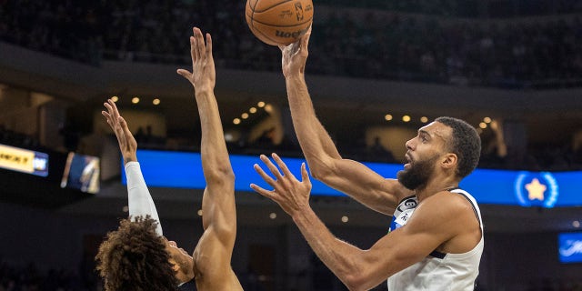 El centro de los Minnesota Timberwolves, Rudy Gobert, le dispara al alero de los San Antonio Spurs, Dominick Barlow, el sábado 8 de abril de 2023 en Austin, Texas.