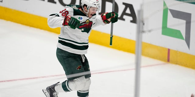 El extremo derecho de Minnesota Wild, Ryan Hartman (38), celebra después de anotar en el segundo tiempo extra en el Juego 1 de una serie de playoffs de la primera ronda de la Copa Stanley de la NHL contra los Dallas Stars, el martes 18 de abril de 2023, en Dallas. 