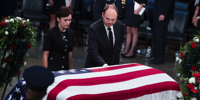 Vladimir Kara-Murza y ​​su esposa Yevgenia presentan sus respetos al difunto senador John McCain, republicano por Arizona, como senador estatal en el Capitolio el 31 de agosto de 2018. 