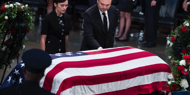 Vladimir Kara-Murza y su esposa Yevgenia presentan sus respetos al difunto senador John McCain, republicano por Arizona, mientras el senador se encuentra en la rotonda del Capitolio el 31 de agosto de 2018.