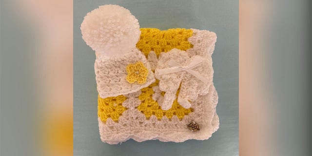 keepsake set hat blanket