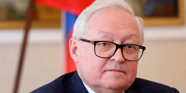 Funcionario ruso sugiere que los documentos estadounidenses filtrados pueden ser un intento de "engañar al enemigo" 4 El viceministro de Relaciones Exteriores de Rusia, Sergei Ryabkov, dijo que la filtración de documentos clasificados de Estados Unidos pudo haber sido deliberada.