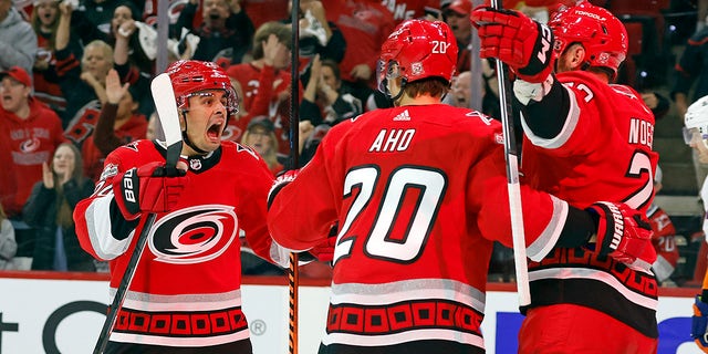 Seth Jarvis de Carolina Hurricanes, izquierda, celebra después de un gol con Stefan Noesen, derecha, y Sebastian Aho (20) durante el segundo período del Juego 1 de una serie de playoffs de primera ronda de la Copa Stanley de hockey de la NHL en Raleigh, Carolina del Norte el lunes , 17 de abril de 2023. 