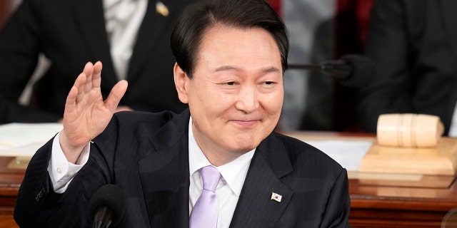 El presidente de Corea del Sur, Yoon Suk Yeol, saluda a una reunión conjunta del Congreso de EE. UU.