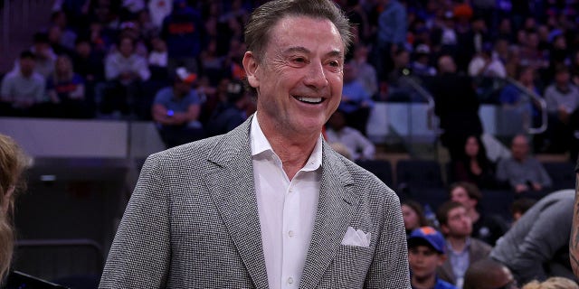     Rick Pitino asiste a un partido de los Knicks