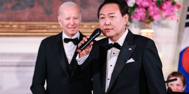 South Korea president sings 'American Pie'