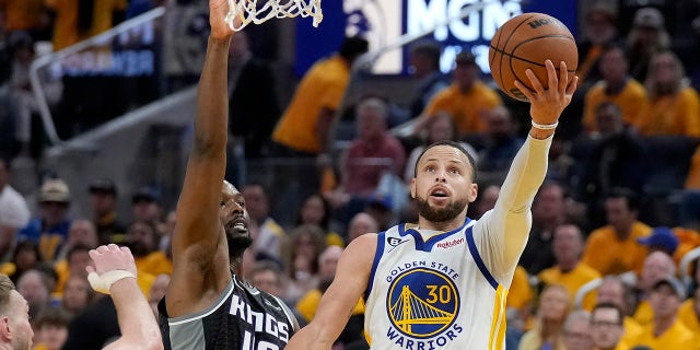 Steph Curry conduce a la canasta