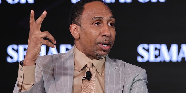 Stephen A. Smith habla en el escenario durante la Cumbre de Medios de Semafor el 10 de abril de 2023 en la ciudad de Nueva York.