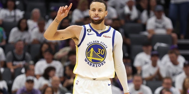 Stephen Curry apunta al cielo