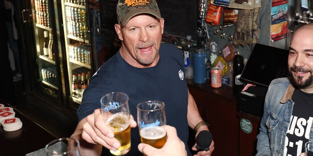 Steve Austin en su empresa cervecera
