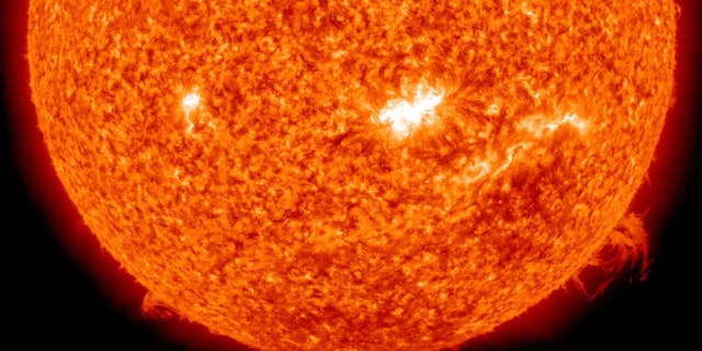 NASA / SDO tarafından sağlanan bir timelapse dizisinden alınan bir ekran görüntüsünde, 14 Şubat 2011'de dört yıl sonra ilk X-sınıfı parlamanın yayıldığı güneşin merkezindeki bir güneş noktası yakalanmıştır. NASA'nın Solar Dynamics Observatory (SDO) uzay aracı tarafından, Güneş tarafından dört yıl içinde salınan en güçlü parlamanın kaynağını ortaya çıkararak, ortaya çıkan bir jeo-manyetik fırtınanın dünyaya ulaştığında iletişim ve elektrik kaynaklarında kesintiye neden olabileceği konusunda uyarılara yol açıyor. manyetik alan. 