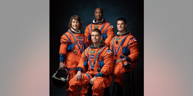 La tripulación de la misión Artemis II de la NASA (de izquierda a derecha): los astronautas de la NASA Christina Hammock Koch, Reid Wiseman (sentado), Victor Glover y el astronauta de la Agencia Espacial Canadiense Jeremy Hansen.