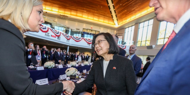 Presiden Taiwan Tsai Ing-wen, tengah, disambut sebelum pertemuan kepemimpinan bipartisan di Perpustakaan Kepresidenan Ronald Reagan di Simi Valley, California, pada 5 April 2023.