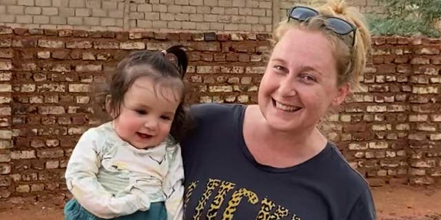 Una mujer estadounidense y su hija quedan atrapadas en el centro de Sudán peleando mientras su familia suplica ayuda para llevarlas a casa. 4 Un maestro estadounidense en Sudán