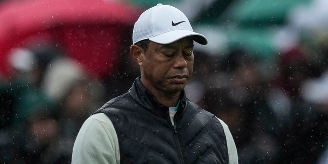 Tiger Woods camina en el hoyo 18 durante la segunda ronda del Masters retrasada por el clima el sábado 8 de abril de 2023. 