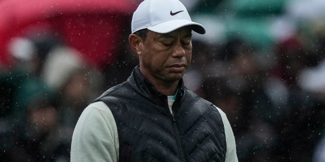 Tiger Woods camina en el hoyo 18 durante la segunda ronda del Masters retrasada por el clima el sábado 8 de abril de 2023. 