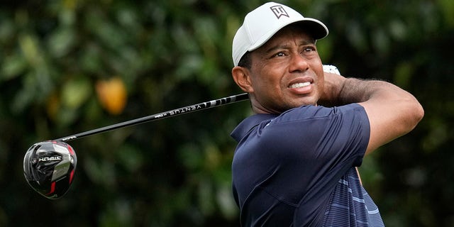 Tiger Woods observa su golpe de salida en el Masters el viernes 7 de abril de 2023 en Augusta, Georgia.