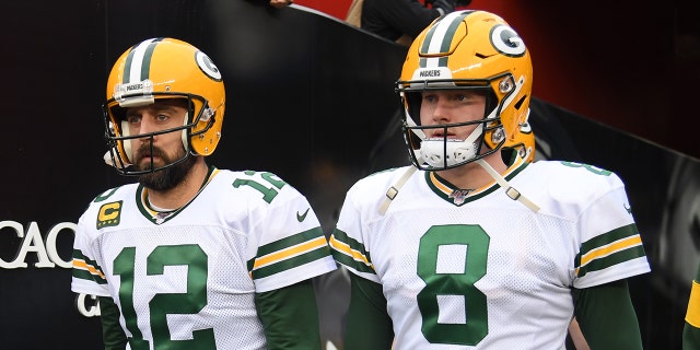 Aaron Rodgers y Tim Boyle de los Green Bay Packers saltan al campo para el juego de campeonato de la NFC contra los San Francisco 49ers en el Levi's Stadium el 19 de enero de 2020 en Santa Clara, California.