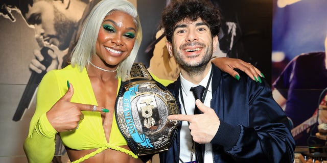 Jade Cargill y el presidente de All Elite Wrestling, Tony Khan, asisten a la fiesta posterior al debut de AEW Dynamite Los Angeles de TBS en The Forum el 1 de junio de 2022 en Inglewood, California.