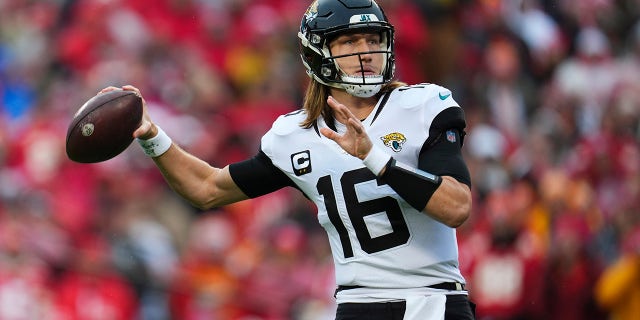 Jacksonville Jaguars takımından Trevor Lawrence, 21 Ocak 2023'te Kansas City, Missouri'deki Arrowhead Stadyumu'ndaki GEHA Field'da Chiefs'e karşı atış yapıyor.