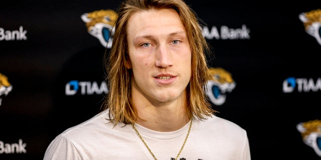Jaguars oyun kurucusu Trevor Lawrence, 14 Ocak 2023'te Jacksonville, Florida'da TIAA Bank Field'da Los Angeles Chargers'a karşı oynanan AFC joker playoff maçını kazandıktan sonra medyayla konuşuyor.