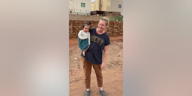 Una mujer estadounidense y su hija quedan atrapadas en el centro de Sudán peleando mientras su familia suplica ayuda para llevarlas a casa. 7 Una mujer estadounidense y un niño en Sudán