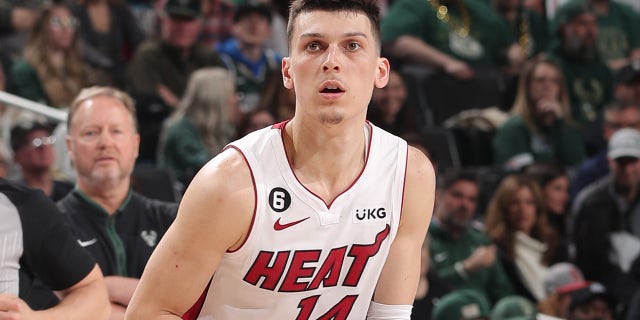 Tyler Herro #14 del Miami Heat dispara la pelota durante el juego contra los Milwaukee Bucks en la primera ronda del Juego 1 de los Playoffs de la NBA 2023 el 16 de abril de 2023 en el Fiserv Forum Center en Milwaukee, Wisconsin.