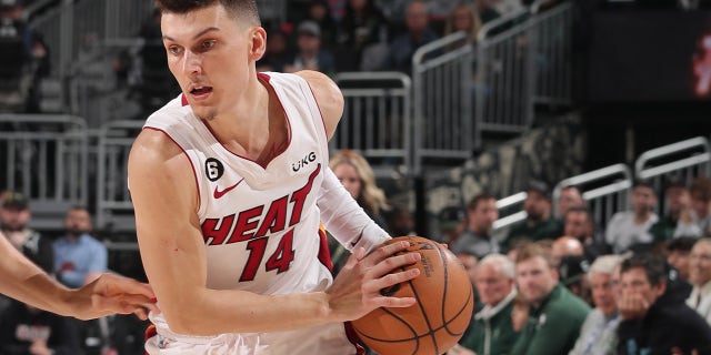 Tyler Herro #14 de Miami Heat regatea el balón durante el juego contra los Milwaukee Bucks en la primera ronda del Juego 1 de los Playoffs de la NBA de 2023 el 16 de abril de 2023 en el Fiserv Forum Center en Milwaukee, Wisconsin.