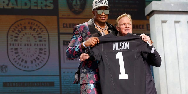 Tyree Wilson posa con Roger Goodell