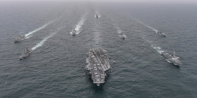 Corea del Norte corta llamadas de rutina con Corea del Sur a medida que aumentan las tensiones 8 En esta foto proporcionada por el Ministerio de Defensa de Corea del Sur, el destructor de la Armada de Corea del Sur Yolgok Yi I, primera fila a la derecha, el portaaviones de la Armada de EE. UU. USS Nimitz, en el centro, el Omejiri de la Fuerza Marítima de Autodefensa de Japón, primera fila a la izquierda, navega en formación Durante un viaje de ejercicio naval conjunto en aguas internacionales frente a la isla de Jeju, al sur de Corea del Sur. Corea del Norte se ha pronunciado en contra de los ejercicios.