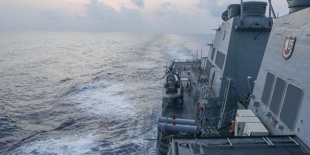 Un destructor de la Marina de los EE. UU. navega cerca de una isla china acampada y hecha por el hombre, provocando una reprimenda de Beijing 6 La Séptima Flota dijo el lunes que las operaciones realizadas por barcos como el USS Milius en el Mar de China Meridional están mostrando "Que Estados Unidos volará, navegará y operará donde lo permita el derecho internacional, sin importar la ubicación de los reclamos marítimos excesivos y sin importar los eventos actuales."