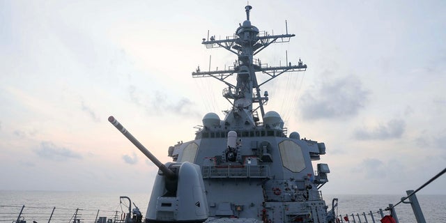 Un destructor de la Marina de los EE. UU. navega cerca de una isla china acampada y hecha por el hombre, provocando una reprimenda de Beijing 4 El destructor de misiles guiados de la clase Arleigh Burke USS Milius navegó en un lugar no revelado el lunes 10 de abril.