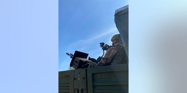 “Cada disparo cuenta”: la defensa aérea móvil protege los cielos de Ucrania en cualquier momento 6 Un miembro de la 1.ª Brigada Presidencial de Ucrania mira al cielo.