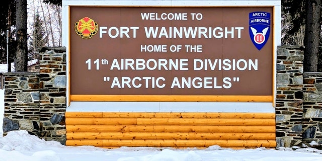 Sebuah tanda di pintu masuk utama ke US Army Garrison Alaska Fort Wainwright
