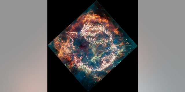 Cassiopeia A (también conocida como Cas A) es un remanente de supernova ubicado a unos 11.000 años luz de la Tierra en la constelación de Cassiopeia.  Se extiende por aproximadamente 10 años luz.  Esta nueva imagen utiliza datos del instrumento de infrarrojo medio (MIRI) de Webb para revelar Cas A bajo una nueva luz.