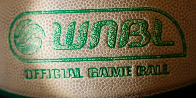 يظهر شعار WNBL على كرة خلال مباراة الجولة 15 من بطولة WNBL بين UC Capitals و Sydney Uni Flames في مركز المؤتمرات الوطني في 26 يناير 2020 في كانبيرا ، أستراليا.