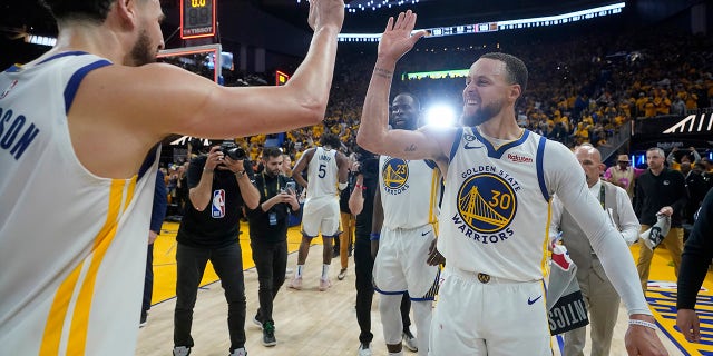 Steph Curry y Klay Thompson celebran