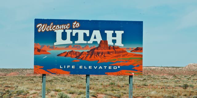 Welcome to Utah sign on Utah-Arizona border.