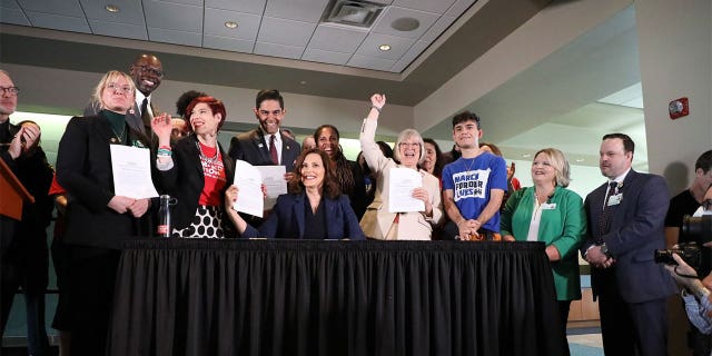 La gobernadora Whitmer firma legislación sobre armas