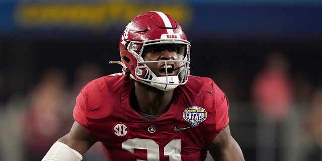 Will Anderson Jr. yells