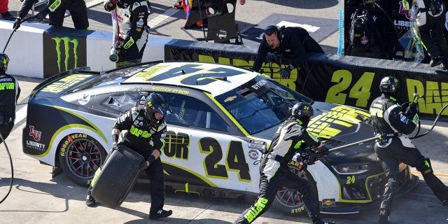 William Byron (24) hace una parada en boxes durante una carrera de autos de la NASCAR Cup Series en Richmond Raceway el domingo 2 de abril de 2023 en Richmond, Virginia. 