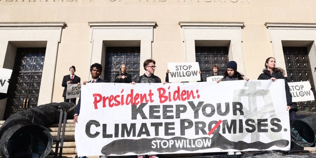 Aktivis iklim mengadakan demonstrasi untuk memprotes Proyek Willow
