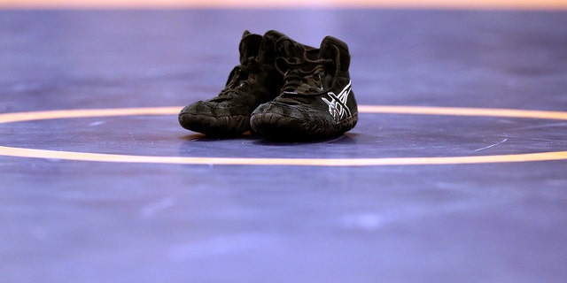 Los zapatos de Spenser Mango se ven en el tapete retirado después de perder su semifinal greco-romana de 59 kg ante Jesse Thielke el primer día de las Pruebas de lucha olímpica por equipos en Carver-Hawkeye Arena el 9 de abril de 2016 en Iowa City, Iowa. 