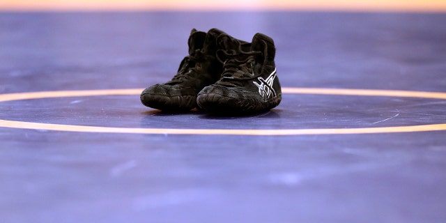 Los zapatos de Spenser Mango se ven en el tapete retirado después de perder su semifinal greco-romana de 59 kg ante Jesse Thielke el primer día de las Pruebas de lucha olímpica por equipos en Carver-Hawkeye Arena el 9 de abril de 2016 en Iowa City, Iowa. 