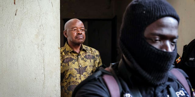 El ministro de finanzas de Uganda ha sido acusado de un escándalo que involucra a 22 altos funcionarios 4 El ministro de Finanzas de Uganda, Amos Lugolubi, ha sido acusado penalmente en un caso de corrupción que ha sacudido al gobierno del país de África Oriental.
