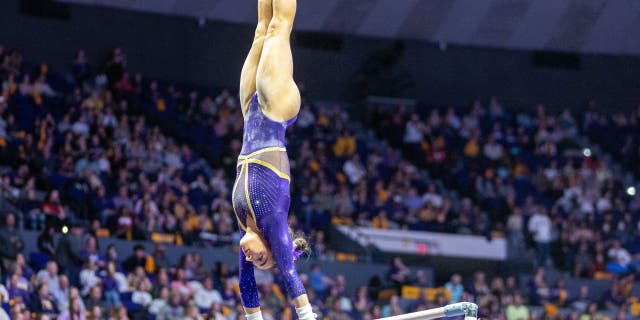 La gimnasta de los LSU Tigers, Elena Arenas, compite en las barras asimétricas durante un juego entre los LSU Tigers y los Georgia Bulldogs el 3 de febrero de 2023 en el Pete Maravich Assembly Center en Baton Rouge, Louisiana. 