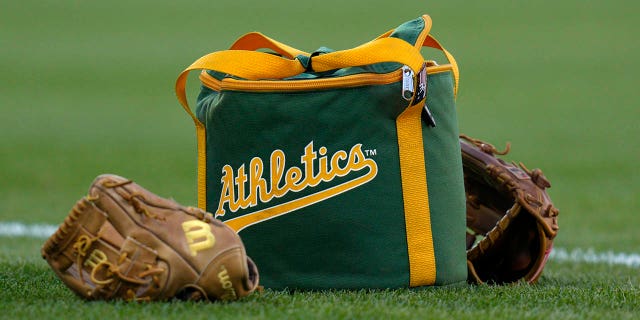 Equipo de atletismo de Oakland en el césped antes de un partido contra los Orioles de Baltimore en el Oriole Park en Camden Yards el 10 de abril de 2023, en Baltimore. 