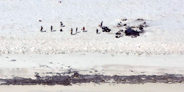 11 pescadores indonesios han sido rescatados después de casi una semana sin comida en las aguas de Australia 4 Pescadores de Indonesia se paran en una playa en la isla de Bidwill, Australia, el 17 de abril de 2023. Se teme que al menos ocho pescadores indonesios hayan muerto y otros 11 han sido rescatados.
