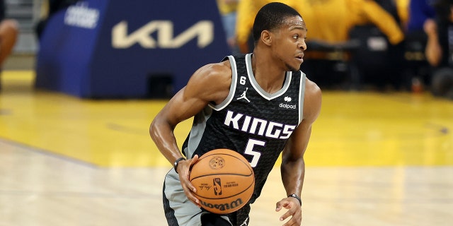 De'Aaron Fox dribbles